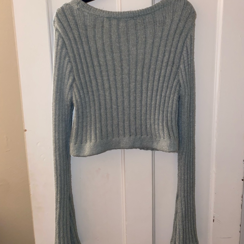 Cute crop light green 90’s sweater